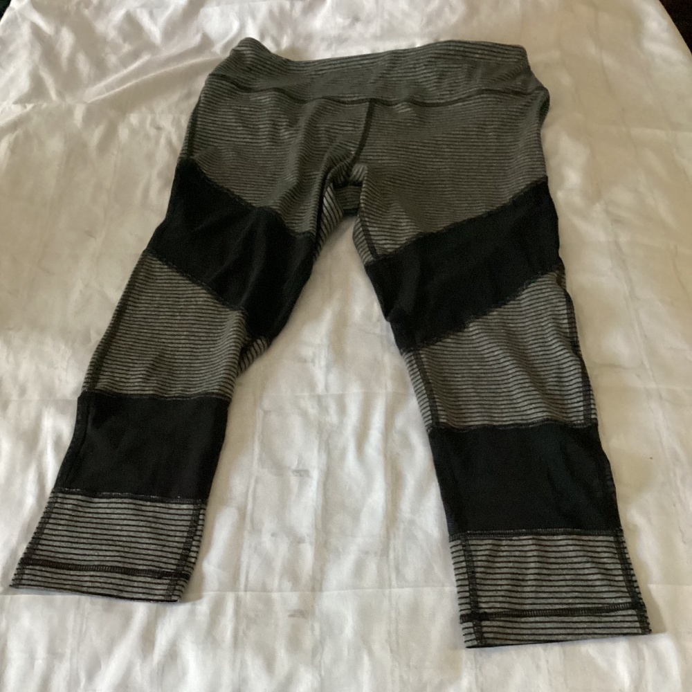 STRIPES CAPRIS DETAIL LEGGINGS (Color: Grey/ Black) (Size: Large) PREOWNED